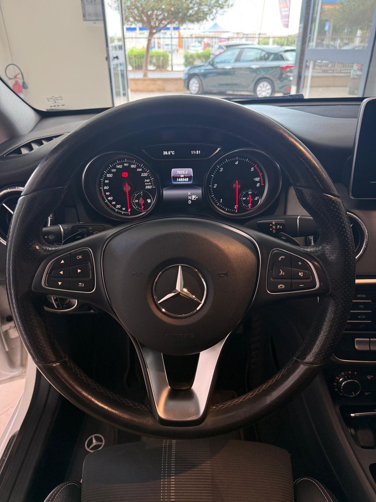 Mercedes-Benz CLA 200D Shooting Brake - immagine 4